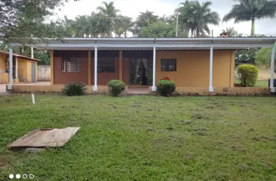 Chácara 2455m2 no condomínio santa mônica, casa sede com 200m2, 2 dormitórios, 2 suítes, área gourmet com churrasqueira, piscina, quintal amplo