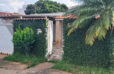 Casa 200m2, 2 dormitórios, 1 suíte, sala, cozinha, lavanderia, 1 vaga de garagem coberta, amplo quintal, ótima localização