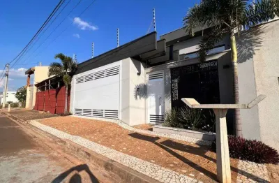 Casa alto padrão 180m2, 3 dormitórios, 3 suítes, acabamento em porcelanato, cozinha americana, 4 vagas de garagem, área gourmet e piscina
