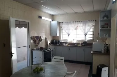 Casa 200m2, 3 dormitórios, 1 banheiro, 5 vagas de garagem, moveis planejados, edícula com 1 quarto e 1 banheiro, ótima localização