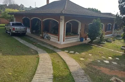 Chácara 4000m2, casa sede com 560m2, 3 dormitórios sendo 1 suíte, área gourmet com churrasqueira e piscina, galpão, pomar formado, casa de hospede