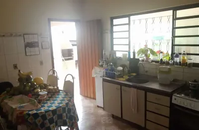Casa 300m2, 2 dormitórios amplos, sala grande, casa toda avarandada, 4 vagas de garagem, terreno de 600m2, ótima localização