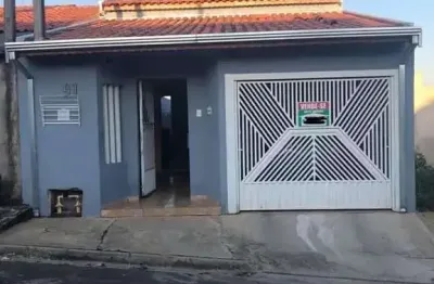 Casa 100m2, 2 dormitórios, sala de estar, sala de jantar, porão, garagem coberta para 1 veículo, ótima localização