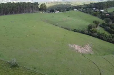 Fazenda 160 alqueires, rica em água com açudes e ribeirão, formada em pasto, topografia caída, casas sede e funcionários, curral, fácil acesso
