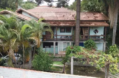 Casa duplex 300m2, 3 dormitórios, 5 salas sendo uma com lareira, varanda, cozinha planejada, quintal com playground, área gourmet com churrasqueira