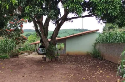 Chácara 1500m2, casa sede com 65m2, 1 dormitório, banheiro e cozinha, 1 vaga de garagem, árvores frutíferas, ótima localização
