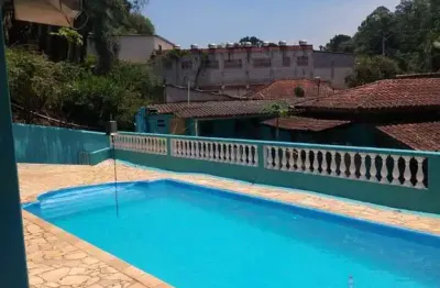 Chácara 1375m2, rica em água com lago, casa sede com 3 dormitórios, 1 suíte c/ closet, segunda casa com 1 dormitório, área de lazer com piscina