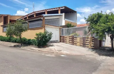 Casa sobrado 200m2, 4 dormitórios, 2 suítes, 3 vagas de garagem, área gourmet com churrasqueira, varanda ampla, quintal, cozinha americana