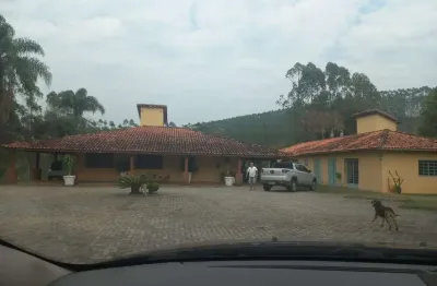 Sítio 9,8 alqueires, aproveitamento de 7 alqueires, ótima topografia, rica em água, casa sede com área de lazer, casa caseiro, curral, pomar, capela