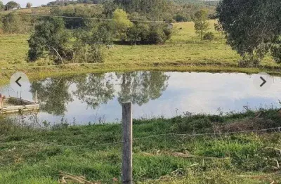 Sítio 1,5 alqueires, bom de água com açude, casa sede, curral, horta, água de poço, ótima localização