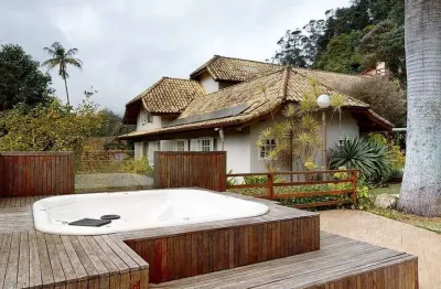 Casa duplex 300m2, 5 dormitórios, 3 suítes sendo 1 com closet, 6 vagas, lareira, área de lazer com bar, jacuzzi, churrasqueira, salão de jogos, sauna