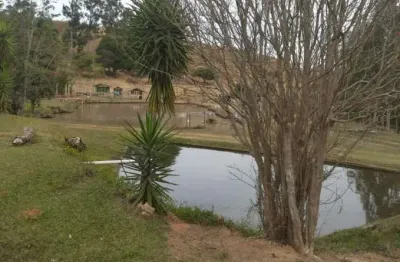 Sítio 18,7 alqueires, boa de água com 5 lagos, casa sede com 2 dormitórios, casa caseiro, estabulo, propiedade para várias aptidõess