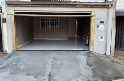 Casa térrea 136m2 2 dorms 1 suite, com garagem para 2 carros, sala, sala de jantar, cozinha, banheiro social, 2 quartos, e suite com sacada. possui um