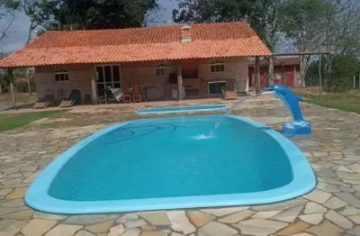 Chácara 35000m2, casa sede 180m2, 3 dormitórios, 1 suíte, varanda, piscina, barracão para festa com 140m2, poço artesiano, campo de futebol