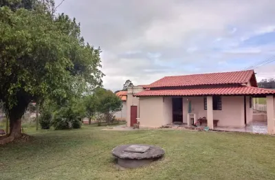 Chácara 3600m2, casa sede, 2 dormitórios, rico em água, poço caipira, barracão simples