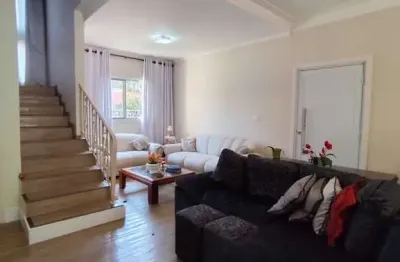 Casa duplex 190m2 3 dorms 1 suíte, 4 banheiros 2 garagens 1 sala de tv 1 cozinha 1 lavabo 1 sala de jantar 1 sala de estar 1 área de serviço caracterí