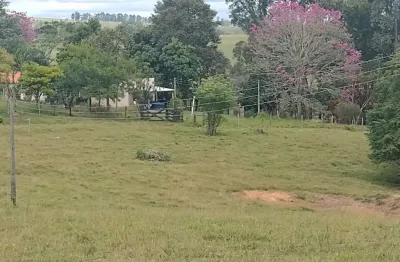Chácara 4,5 alqueires casa simples e boa,poço caipira agua cristalina,corrego no fundo,fácil acesso 800mts do asfalto,ótimo pasto,27 kms itapetininga