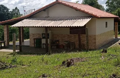 Sítio 27000m2 casa 2 dorms,banheiro,sala,cozinha,lavanderia,vaga coberta,área de churrasqueira,pomar,bem cercado,6 kms de angatuba
