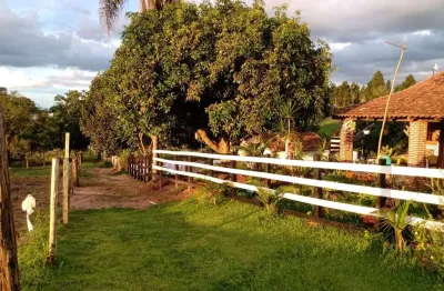 Chácara top !!!  (3 mil metros quadrados) casa muito boa... com 2 quartos sala cozinha conjugada,  wc social área de churrasqueira garagem,  luz água de poço...  muitas frutas lugar cheio de vida !!! 