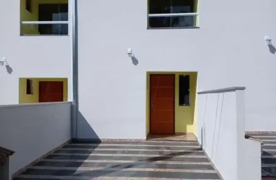 Condomínio estancia arvore da vida sobrado 90m2 2 suítes com varanda,1 banheiro social,1 vaga,quintal
