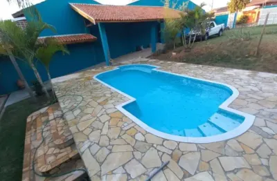 Casa a venda em jaguariuna em condominio ? 2 quartos sendo 2 suítes; ? sala ampla; ? piscina; ? 191 m² de área construída; ? 1179 m² de terreno; ? em condomínio esta encantadora propriedade oferece um