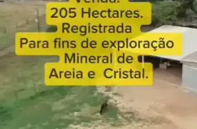 Fazenda disponível pra venda no município de cristalina. goiás.   205 hectares.  registrada pra exploração de mineral ( areia e cristal. )  saindo em média entre 50 carretas e caminhão caçamba de arei