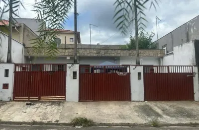Vende 3 quitinetes sendo 1 quarto cozinha banheiro lavanderia 1 garagem pra um carro valor 450.000,00 dando uma renda de 2.500,00 por mês