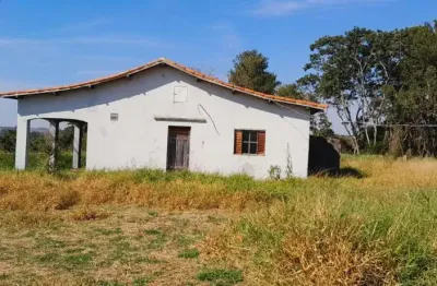 Sitio 10.4 alqueire   frente para castelo branco plantação de trigo uma reserva aproximadamente 2 alqueires com nascente dentro 1 casa 2 quarto sala  cozinha,banheiro,varanda, de lage,precisando de re