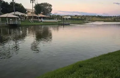 Fazenda de 238 alqueires, em pirenópolis goiás.  5 km  do povoado de malhador e do  asfalto  40km de pirenópolis 140 km de goiânia 170 km de brasília.  contendo; casa sede com 3 suítes e 2 quartos.  c