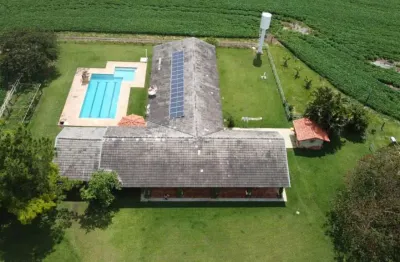 3 suítes com portas balcão para piscina sala de estar sala de jantar sala de jogo  lavabo cozinha lavanderia  despensa  piscina 11× 5,5 viveiro garagem 2 carros 3 açudes  2 poços artesianos  1 poço ca