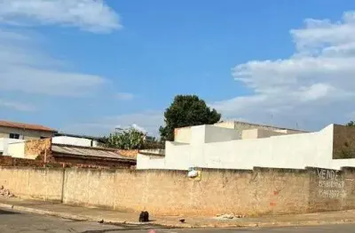 Vende-se lindo terreno de esquina, plano, medindo 307 m². localizado no bairro jardim santa rita de cássia, em tatuí-sp.  ?? inteiro murado; ?? com escritura. sendo possível fazer 03 casas para vender