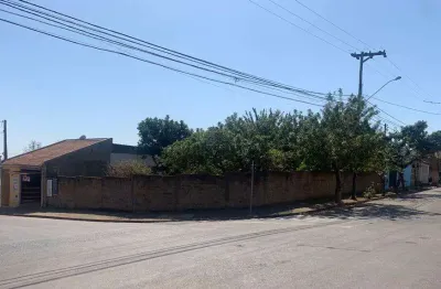 Terreno de esquina, medindo 307 m², localizado no bairro jardim santa rita de cássia, na rua principal benedito nunes esquina com luiz frança costa. terreno limpo, pronto para construir. é possível fa