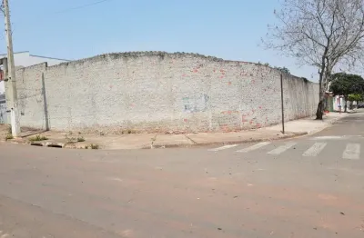 Terreno 525m2, localização privilegiada apenas 5 minutos do centro, terreno plano e documentado, de esquina