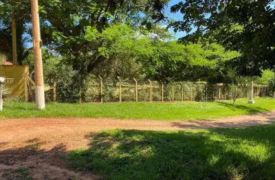 Terreno 1500m2 para chácara em condomínio, plano, rio, playground, quadra, academia ao ar livre, aceita permuta de veículos ate r$ 50.000,00