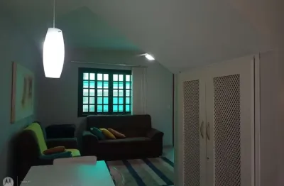 90m sobrado  2 suites grandes com sacada piso superior   piso inferior  sala  cozinha lavanderia  pequeno quintal  garagem para 1 carro  condomínio 350,00  300m da praia martin de sá  valor de 420.000