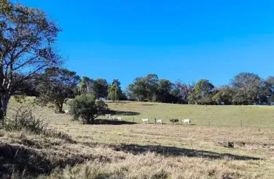 Sítio com ((65. 000.00 mil mts)) dupla aptidão ( escriturada )em (angatuba) com a vista pra cidade ótima localização.   tem coxeira 1 casa simples de 3 cômodos precisando terminar energia trifásica te