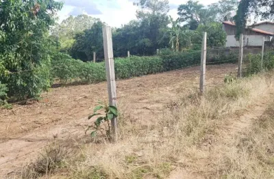 Sítio com (3 alqueires dupla aptidão no bairro do arealzinho (( município de angatuba)) tem um córrego muito bom no terreno uma casinha pequena e simples e fica aproximadamente 4.5 km do asfalto vindo