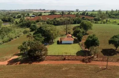 Sitio em tatui 4 alqueires Casa  boa 80 metros de construção  Poço caipira Curral Bom de água Topografia plana Terra vermelha A 4 km da castelo Valor 1.500,000,00