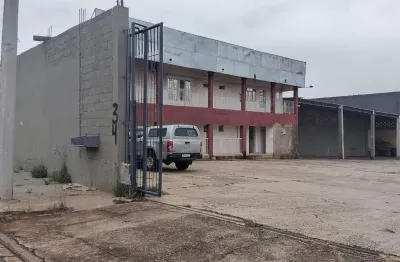 ? *Espaço Ideal para Agronegócio!*  Alugo galpão de 1.200m², perfeito para máquinas agrícolas! ??  - 10 salas comerciais - Cozinha equipada - 6 banheiros - 2 almoxarifados - Portão de correr - Monitor