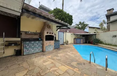 Casa de Luxo em Condomínio em Cotia-SP: 4 quartos, 2 suítes, 3 salas, 3 banheiros, 4 vagas, 258m² - Imperdível!