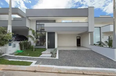 Espaçosa Casa em Condomínio com 3 Suítes e 4 Vagas de Garagem em Hortolândia-SP