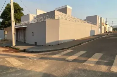 Casa à venda no centro de guimarânia-mg | 3 quartos, suíte, escritório e 2 cozinhas – r$ 550 mil