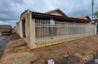 Casa de esquina à venda no alvorada – patos de minas | 3 quartos e área para veículos