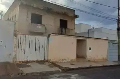 Prédio à venda com 4 apartamentos + meia água no bairro pelluzo – patos de minas/mg | ótima renda!