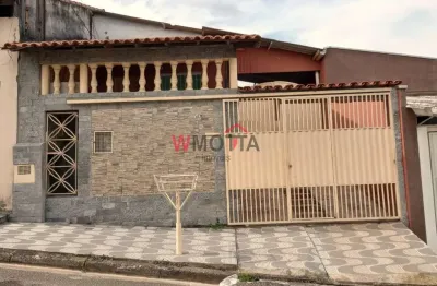 Casa a venda com 3 quartos (sendo 1 suíte), sala espaçosa com varanda e vista para rua, garagem para 4 carros, lavanderia e edícula.