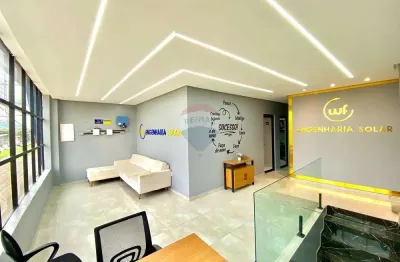 Prédio comercial recém construído na avenida centenário
