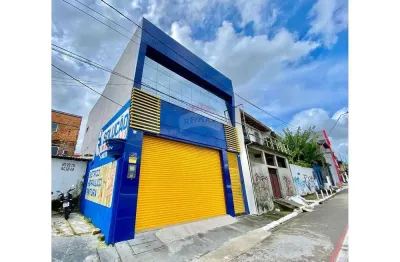 Prédio comercial recém construído na avenida centenário