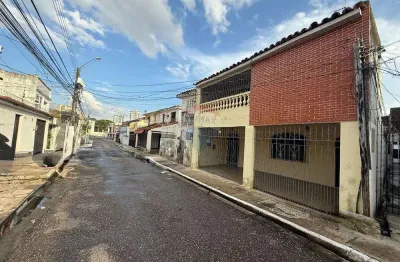 VENDA- Casa na Cidade Velha- 02 pavimentos- 04 quartos sendo 01 suíte- 01 vaga- 130m²- Belém-Pará