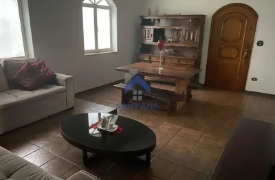 Casa de 199,80m² com 3 dormitórios sendo 1 suíte  com edicula no fundo no jardim ana emilia em taubaté/sp