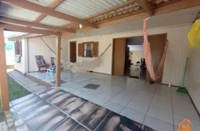 Casa com ampla área aberta e garagem fechada em imbé - venda